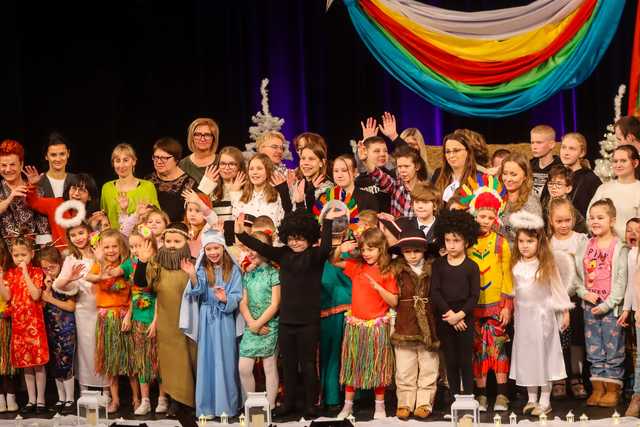 [FOTO] Wyróżniono najlepsze zespoły kolędnicze na zakończenie 33. Świdnickiego Przeglądu 