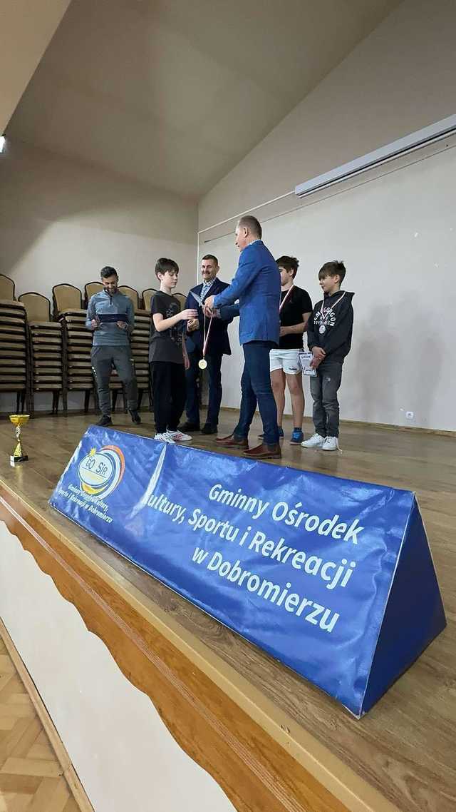 [FOTO] Zacięta rywalizacja na Gminnym Turnieju Tenisa Stołowego szkół podstawowych w Gniewkowie