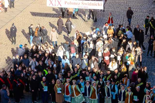 [WIDEO/FOTO] Tegoroczni maturzyści wspólnie zatańczyli poloneza na świdnickim rynku!