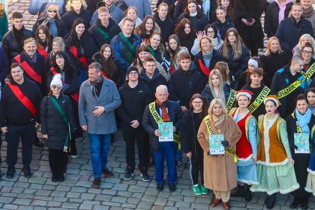 [WIDEO/FOTO] Tegoroczni maturzyści wspólnie zatańczyli poloneza na świdnickim rynku!