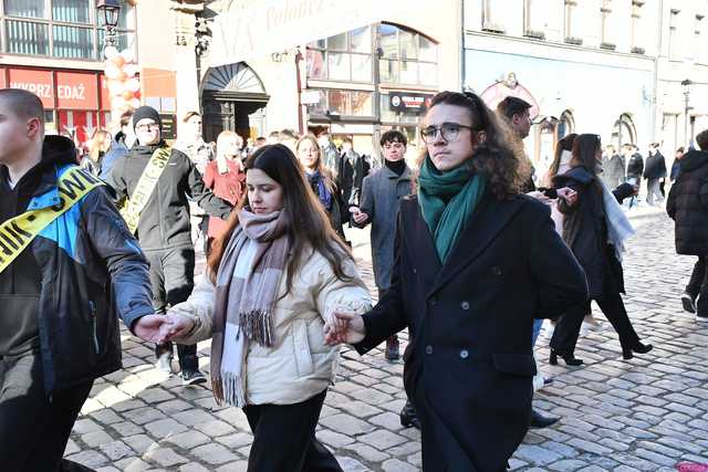 [WIDEO/FOTO] Tegoroczni maturzyści wspólnie zatańczyli poloneza na świdnickim rynku!