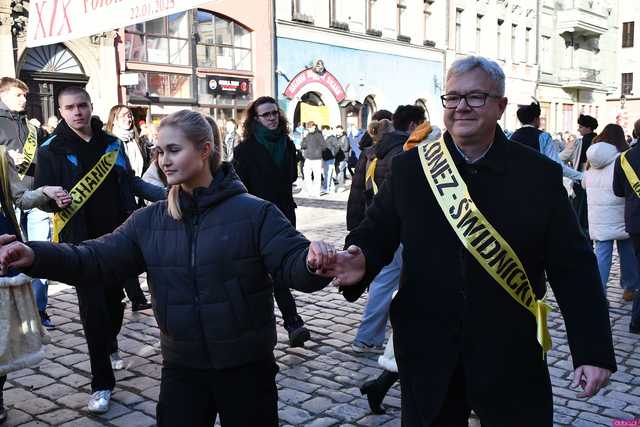 [WIDEO/FOTO] Tegoroczni maturzyści wspólnie zatańczyli poloneza na świdnickim rynku!