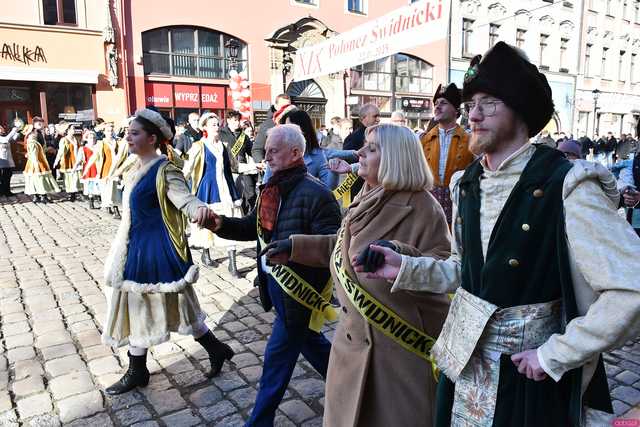 [WIDEO/FOTO] Tegoroczni maturzyści wspólnie zatańczyli poloneza na świdnickim rynku!