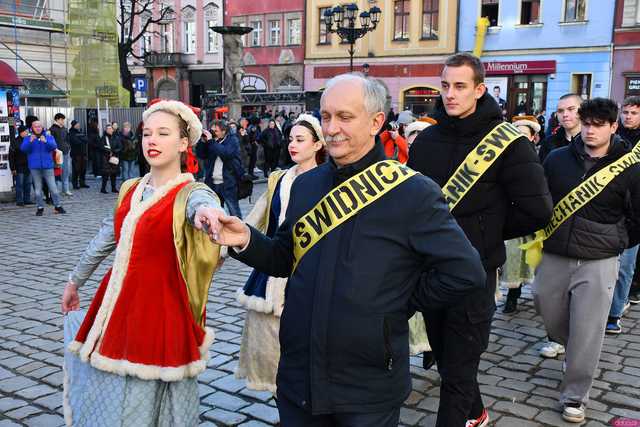 [WIDEO/FOTO] Tegoroczni maturzyści wspólnie zatańczyli poloneza na świdnickim rynku!