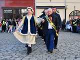 [WIDEO/FOTO] Tegoroczni maturzyści wspólnie zatańczyli poloneza na świdnickim rynku!