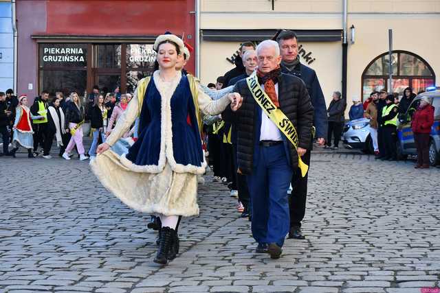 [WIDEO/FOTO] Tegoroczni maturzyści wspólnie zatańczyli poloneza na świdnickim rynku!