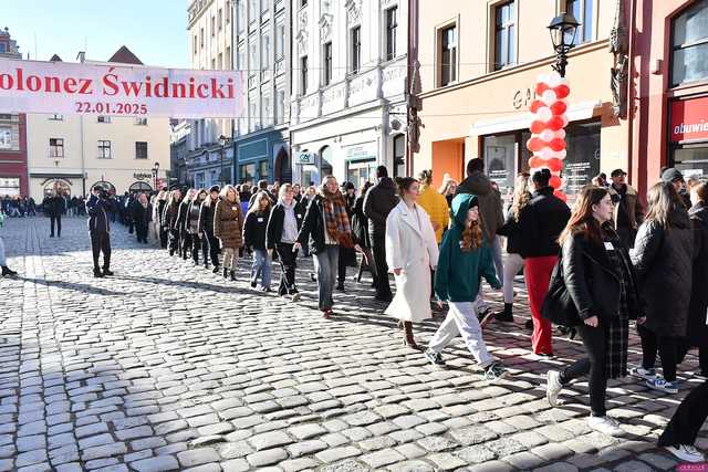 [WIDEO/FOTO] Tegoroczni maturzyści wspólnie zatańczyli poloneza na świdnickim rynku!