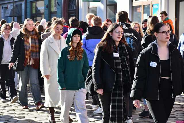 [WIDEO/FOTO] Tegoroczni maturzyści wspólnie zatańczyli poloneza na świdnickim rynku!