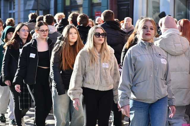 [WIDEO/FOTO] Tegoroczni maturzyści wspólnie zatańczyli poloneza na świdnickim rynku!