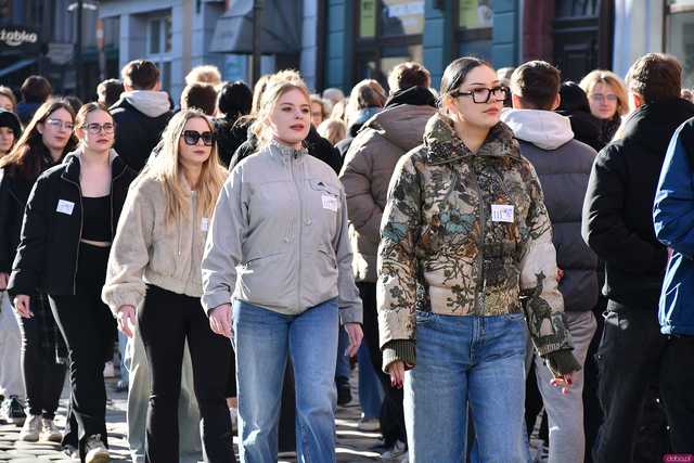 [WIDEO/FOTO] Tegoroczni maturzyści wspólnie zatańczyli poloneza na świdnickim rynku!