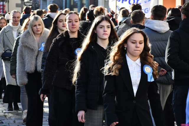 [WIDEO/FOTO] Tegoroczni maturzyści wspólnie zatańczyli poloneza na świdnickim rynku!
