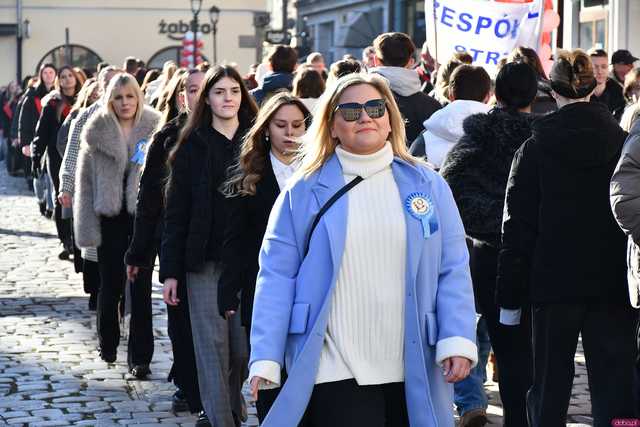 [WIDEO/FOTO] Tegoroczni maturzyści wspólnie zatańczyli poloneza na świdnickim rynku!
