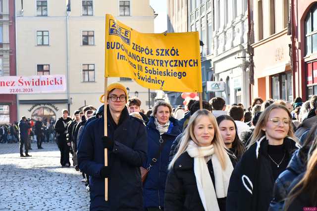 [WIDEO/FOTO] Tegoroczni maturzyści wspólnie zatańczyli poloneza na świdnickim rynku!