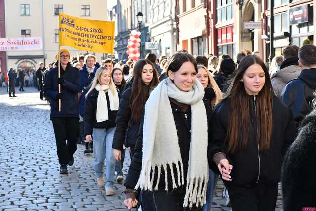 [WIDEO/FOTO] Tegoroczni maturzyści wspólnie zatańczyli poloneza na świdnickim rynku!