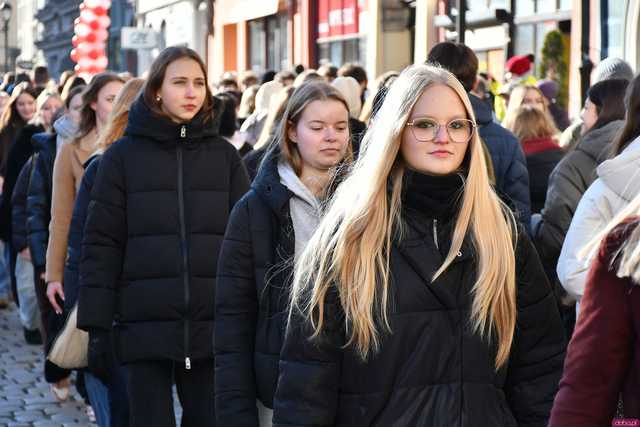 [WIDEO/FOTO] Tegoroczni maturzyści wspólnie zatańczyli poloneza na świdnickim rynku!