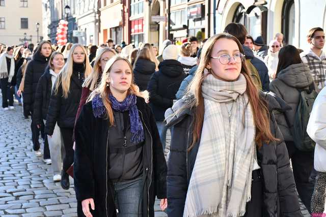 [WIDEO/FOTO] Tegoroczni maturzyści wspólnie zatańczyli poloneza na świdnickim rynku!