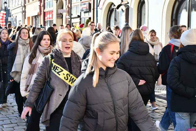[WIDEO/FOTO] Tegoroczni maturzyści wspólnie zatańczyli poloneza na świdnickim rynku!
