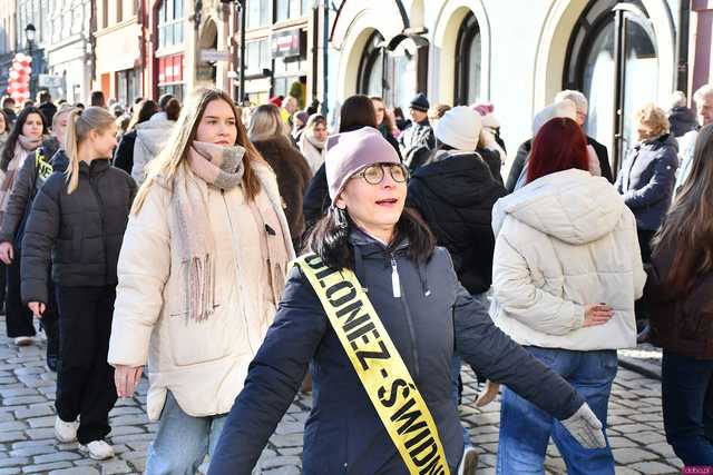 [WIDEO/FOTO] Tegoroczni maturzyści wspólnie zatańczyli poloneza na świdnickim rynku!