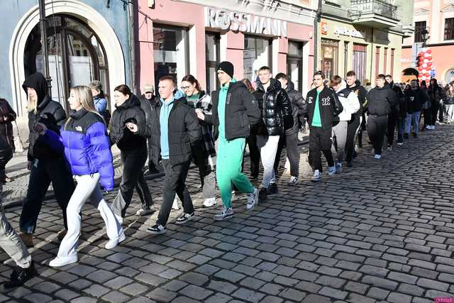 [WIDEO/FOTO] Tegoroczni maturzyści wspólnie zatańczyli poloneza na świdnickim rynku!