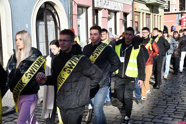 [WIDEO/FOTO] Tegoroczni maturzyści wspólnie zatańczyli poloneza na świdnickim rynku!