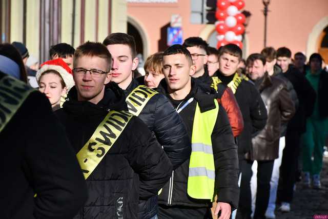 [WIDEO/FOTO] Tegoroczni maturzyści wspólnie zatańczyli poloneza na świdnickim rynku!