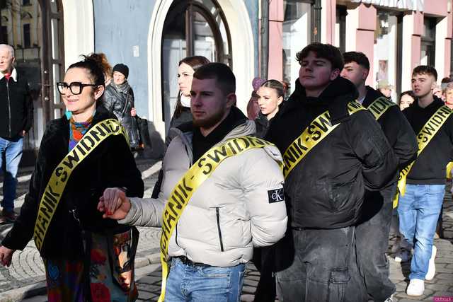 [WIDEO/FOTO] Tegoroczni maturzyści wspólnie zatańczyli poloneza na świdnickim rynku!