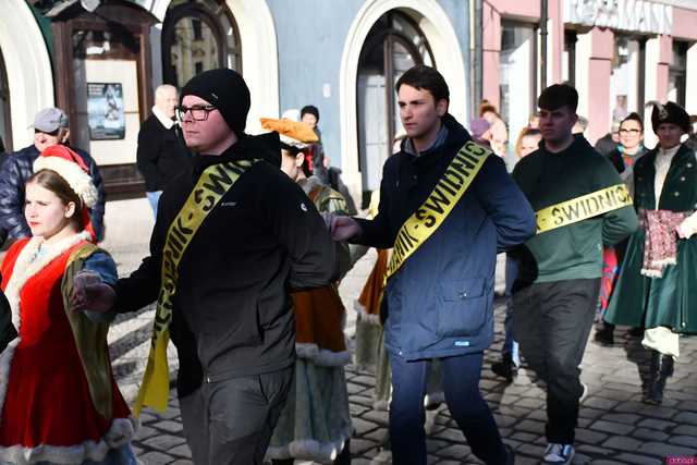 [WIDEO/FOTO] Tegoroczni maturzyści wspólnie zatańczyli poloneza na świdnickim rynku!