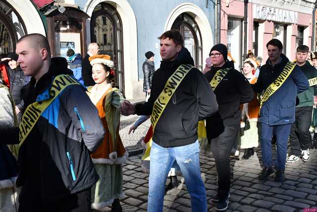 [WIDEO/FOTO] Tegoroczni maturzyści wspólnie zatańczyli poloneza na świdnickim rynku!