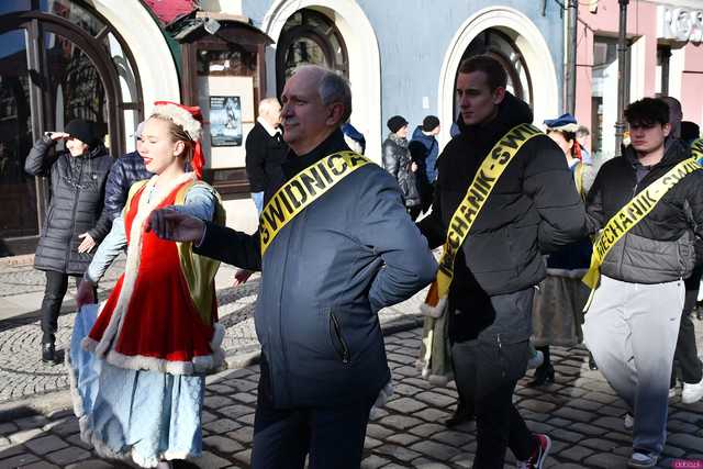 [WIDEO/FOTO] Tegoroczni maturzyści wspólnie zatańczyli poloneza na świdnickim rynku!