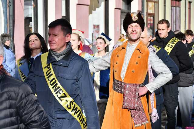 [WIDEO/FOTO] Tegoroczni maturzyści wspólnie zatańczyli poloneza na świdnickim rynku!