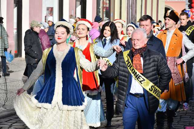 [WIDEO/FOTO] Tegoroczni maturzyści wspólnie zatańczyli poloneza na świdnickim rynku!