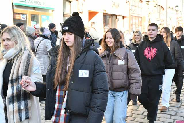 [WIDEO/FOTO] Tegoroczni maturzyści wspólnie zatańczyli poloneza na świdnickim rynku!