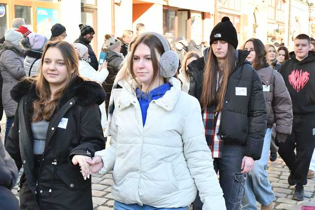 [WIDEO/FOTO] Tegoroczni maturzyści wspólnie zatańczyli poloneza na świdnickim rynku!