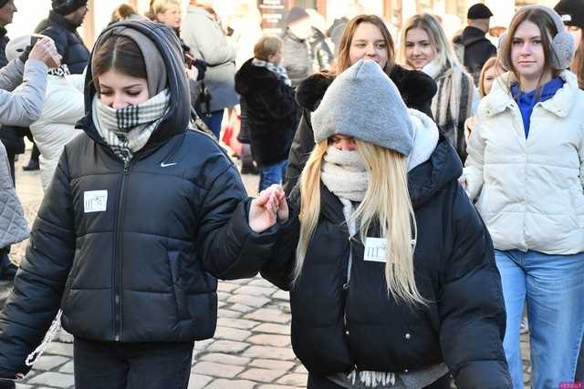 [WIDEO/FOTO] Tegoroczni maturzyści wspólnie zatańczyli poloneza na świdnickim rynku!