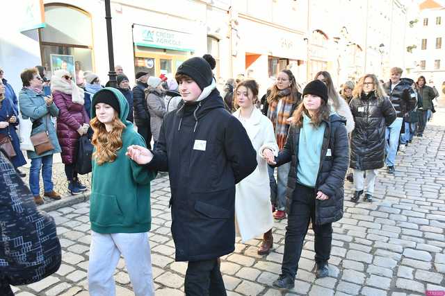 [WIDEO/FOTO] Tegoroczni maturzyści wspólnie zatańczyli poloneza na świdnickim rynku!