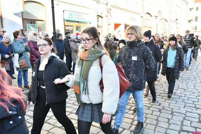 [WIDEO/FOTO] Tegoroczni maturzyści wspólnie zatańczyli poloneza na świdnickim rynku!