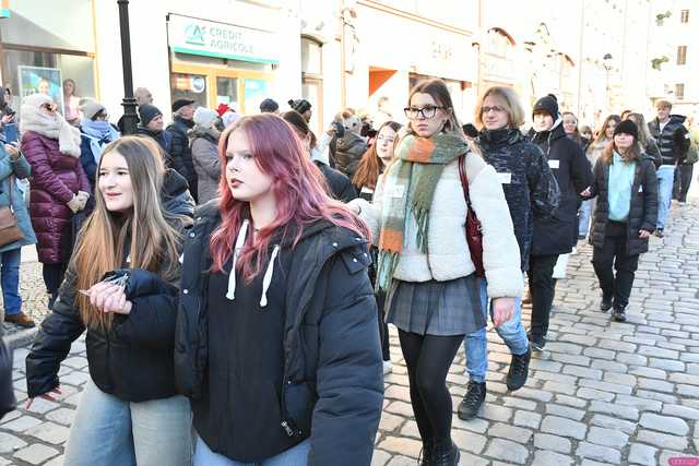 [WIDEO/FOTO] Tegoroczni maturzyści wspólnie zatańczyli poloneza na świdnickim rynku!