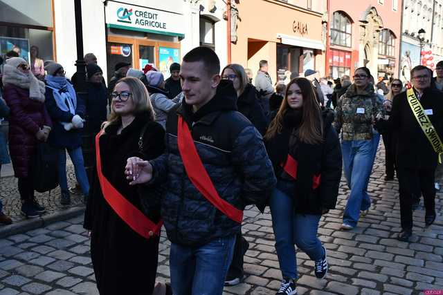 [WIDEO/FOTO] Tegoroczni maturzyści wspólnie zatańczyli poloneza na świdnickim rynku!