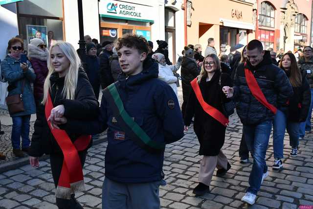 [WIDEO/FOTO] Tegoroczni maturzyści wspólnie zatańczyli poloneza na świdnickim rynku!