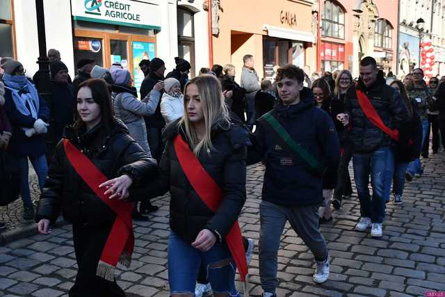 [WIDEO/FOTO] Tegoroczni maturzyści wspólnie zatańczyli poloneza na świdnickim rynku!