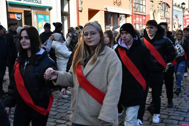 [WIDEO/FOTO] Tegoroczni maturzyści wspólnie zatańczyli poloneza na świdnickim rynku!