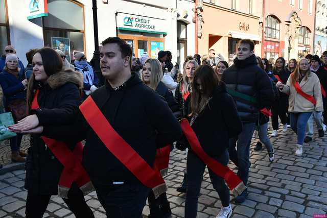 [WIDEO/FOTO] Tegoroczni maturzyści wspólnie zatańczyli poloneza na świdnickim rynku!