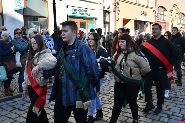 [WIDEO/FOTO] Tegoroczni maturzyści wspólnie zatańczyli poloneza na świdnickim rynku!