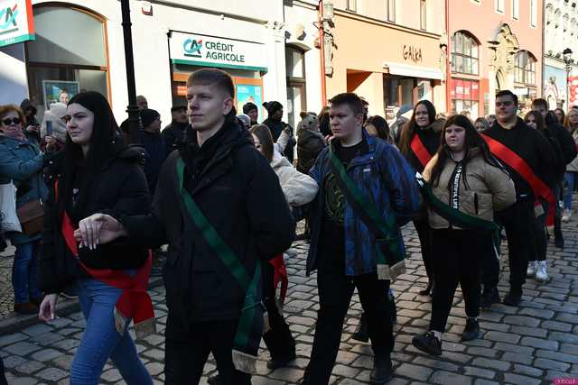 [WIDEO/FOTO] Tegoroczni maturzyści wspólnie zatańczyli poloneza na świdnickim rynku!