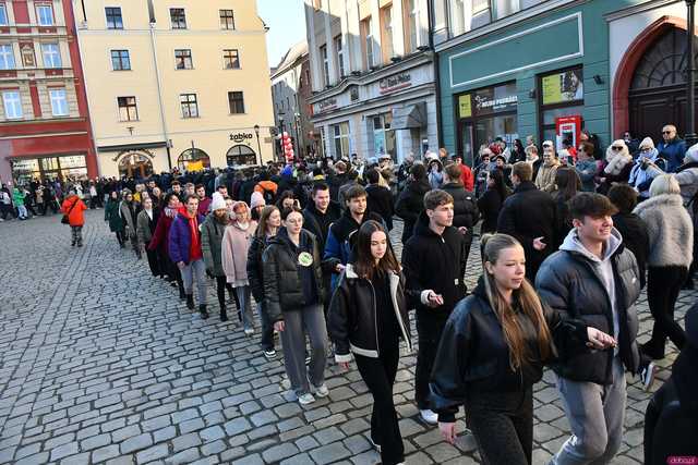 [WIDEO/FOTO] Tegoroczni maturzyści wspólnie zatańczyli poloneza na świdnickim rynku!