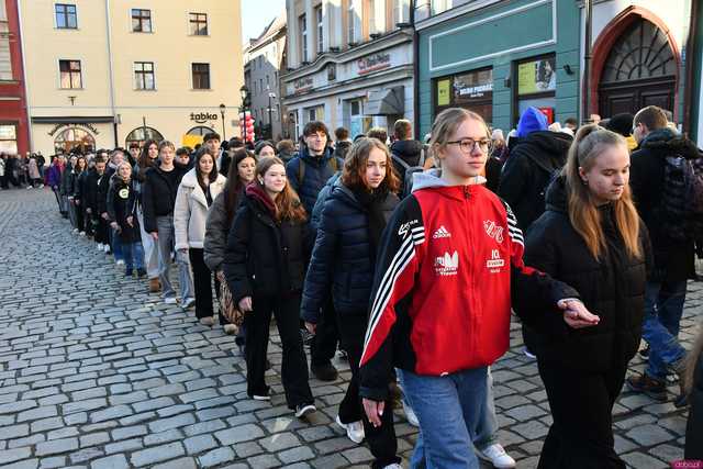 [WIDEO/FOTO] Tegoroczni maturzyści wspólnie zatańczyli poloneza na świdnickim rynku!