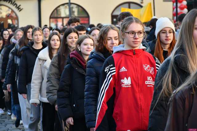[WIDEO/FOTO] Tegoroczni maturzyści wspólnie zatańczyli poloneza na świdnickim rynku!