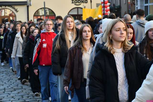 [WIDEO/FOTO] Tegoroczni maturzyści wspólnie zatańczyli poloneza na świdnickim rynku!
