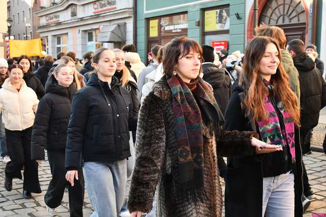 [WIDEO/FOTO] Tegoroczni maturzyści wspólnie zatańczyli poloneza na świdnickim rynku!
