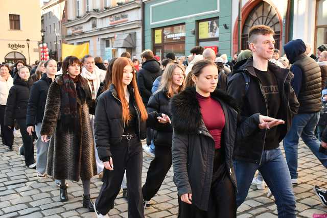 [WIDEO/FOTO] Tegoroczni maturzyści wspólnie zatańczyli poloneza na świdnickim rynku!